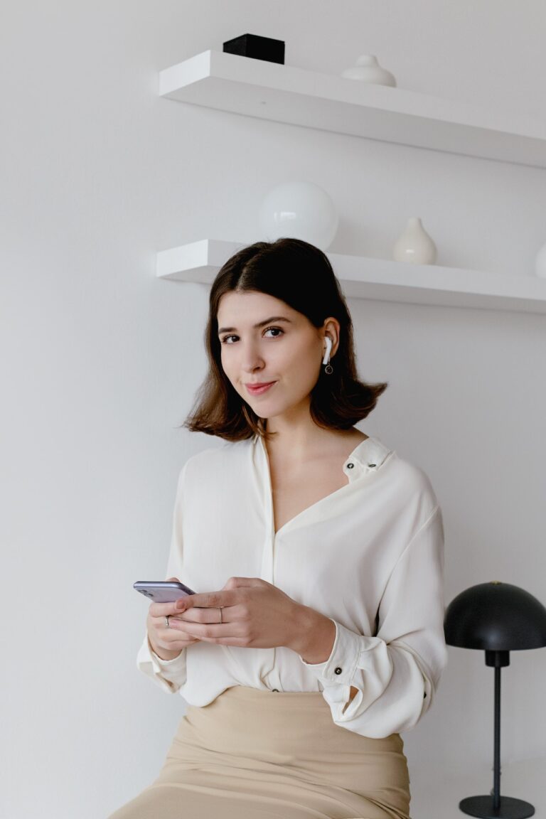 elegancka kobieta w basicowej bluzce